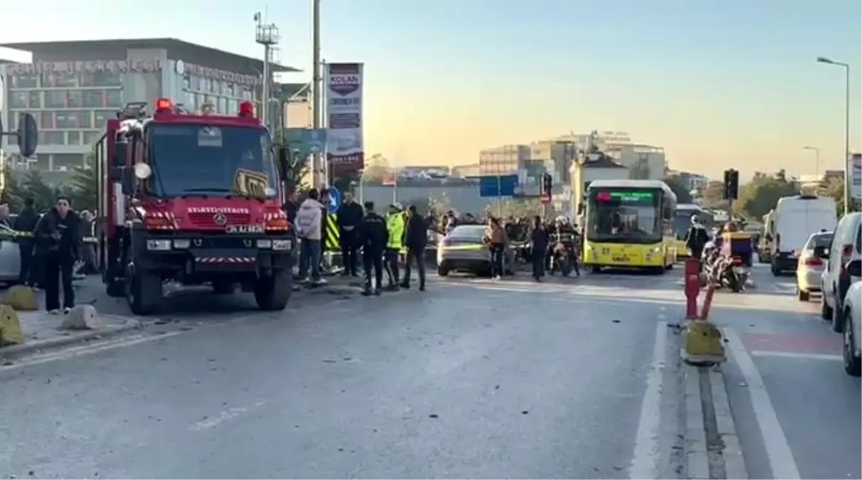 Şişli'de bir araç, kaldırımda yürüyen vatandaşların arasına daldı. Kazada yaralananların olduğu öğrenilirken, olay yerine çok sayıda polis, sağlık ve itfaiye ekipleri sevk edildi. Ekiplerin çalışmaları sürüyor.