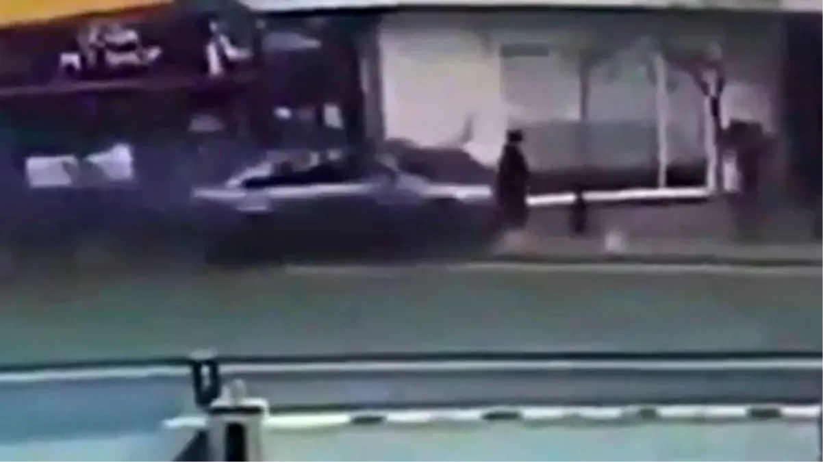 Şişli'de otomobilin yayaların arasına daldığı anlar kamerada