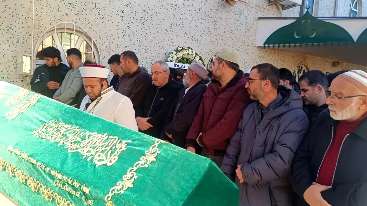 Sultanbeyli'de motor kazasında hayatını kaybeden 3 çocuk babası son yolculuğuna uğurlandı