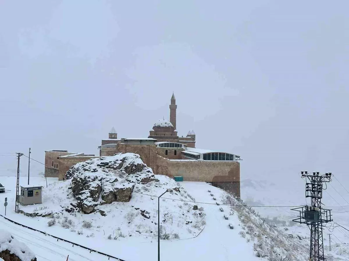 Tarihi İshak Paşa Sarayı beyaza büründü
