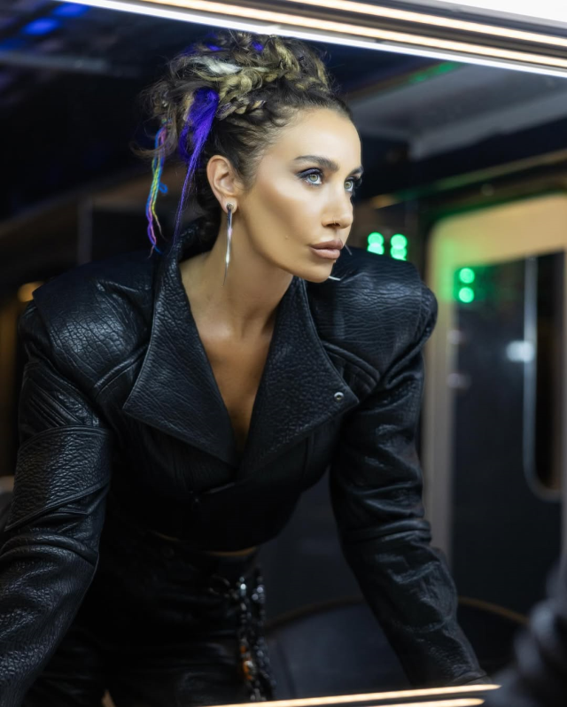 tek gecede milyonlar unlulerin yilbasi sahne 19363307 7768 m