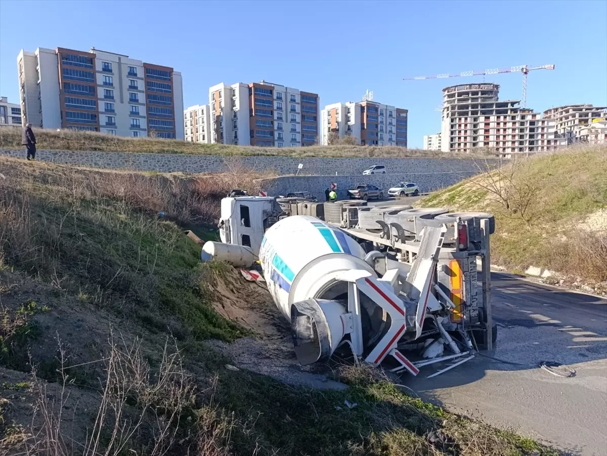 Tekirdağ'da devrilen beton mikserinin sürücüsü yaralandı