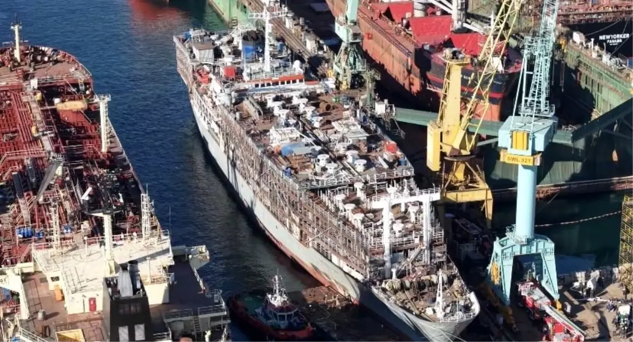 Tuzla'da yanan gemi söndürüldü