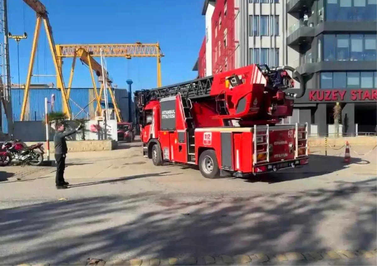 Tuzla Tersanesi'nde gemi yangını paniğe neden oldu