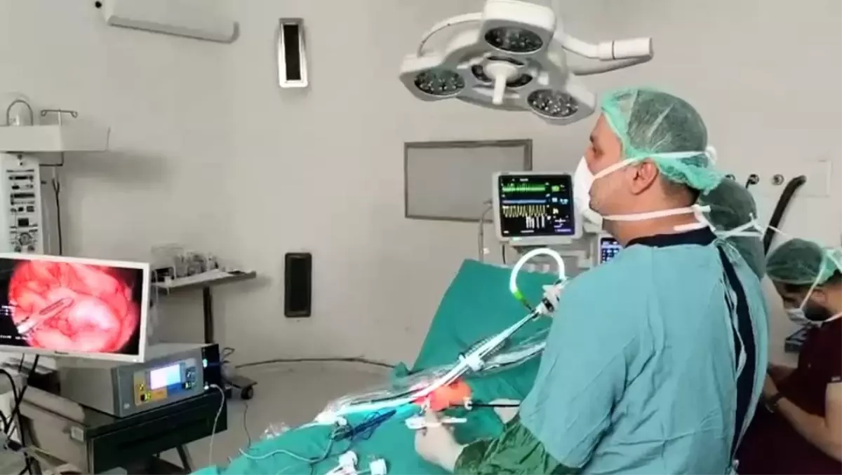 3 mıknatıs yutan 1,5 yaşındaki Faruk, laparoskopi destekli ameliyatla sağlığına kavuştu