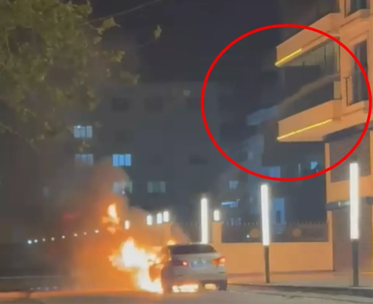 Alev alan otomobile, balkondan hortumla su döktü; o anlar kamerada