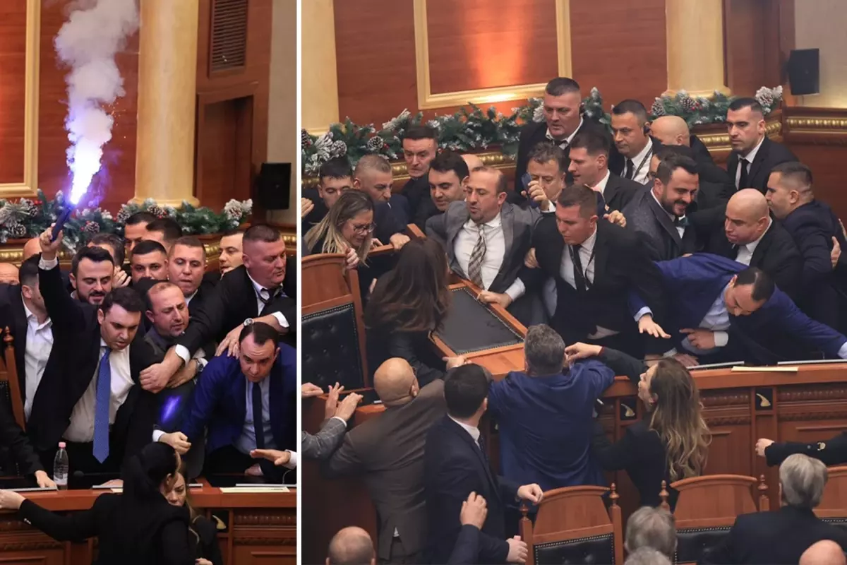 Arnavutluk Meclisi'nde görülmemiş kaos! Meşale yakıp birbirlerine girdiler