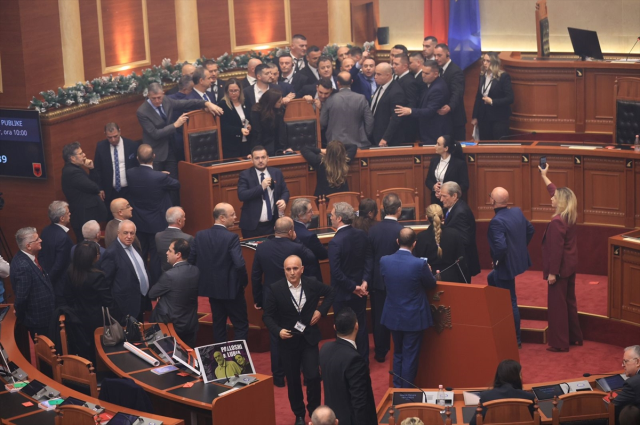 arnavutluk ta meclis karisti mesale yakip 19368722 453 m