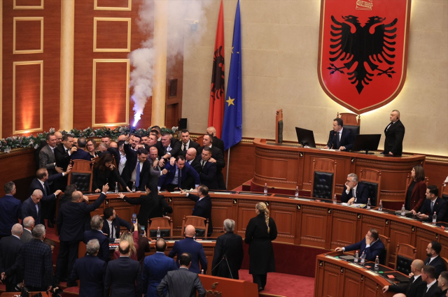 arnavutluk ta meclis karisti mesale yakip 19368722 663 m