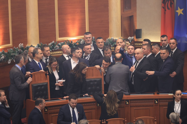 arnavutluk ta meclis karisti mesale yakip 19368722 9979 m