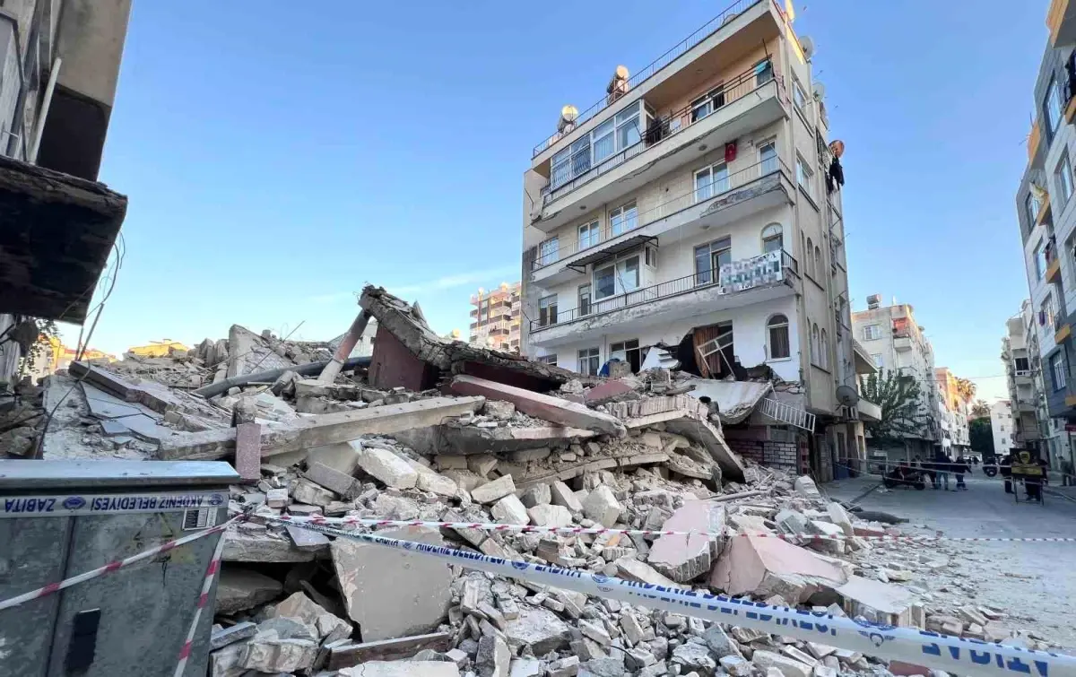 Bina yıkımı sırasında bitişik bina zarar gördü, facia ucuz atlatıldı