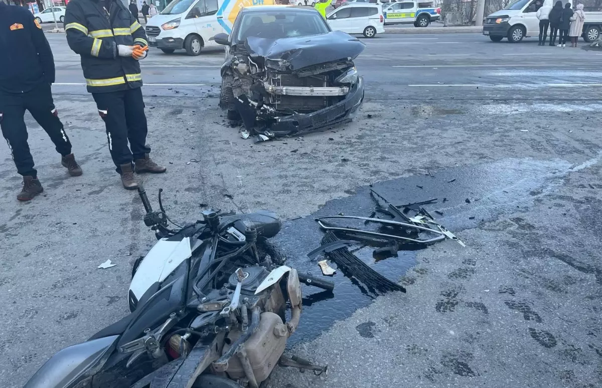 Bitlis'te otomobil ile çarpışan motosikletin sürücüsü yaralandı