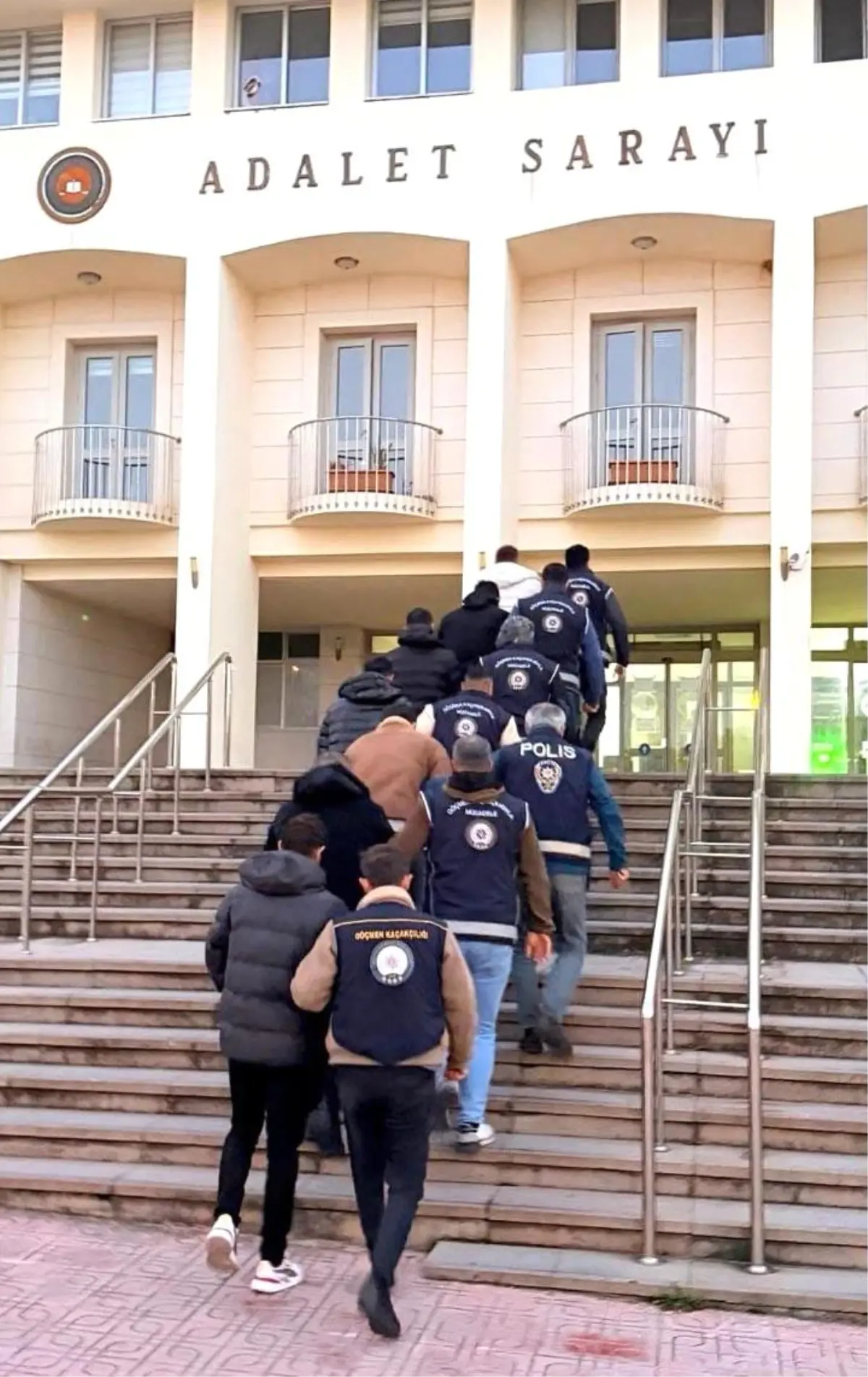 Bodrum'da kaçak göçmen çetesi çökertildi: 3 tutuklama