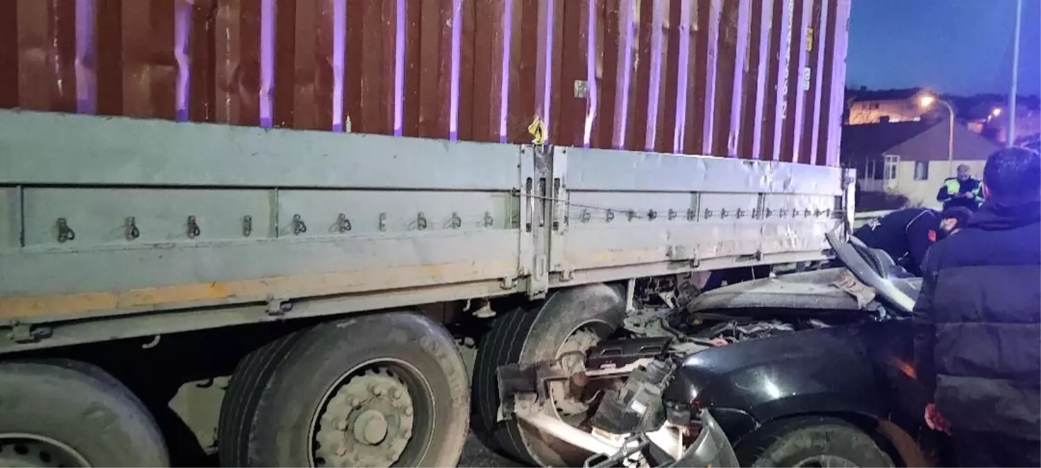 Bozüyük'te otomobil, park halindeki tıra arkadan çarptı: 1 ölü, 1 yaralı