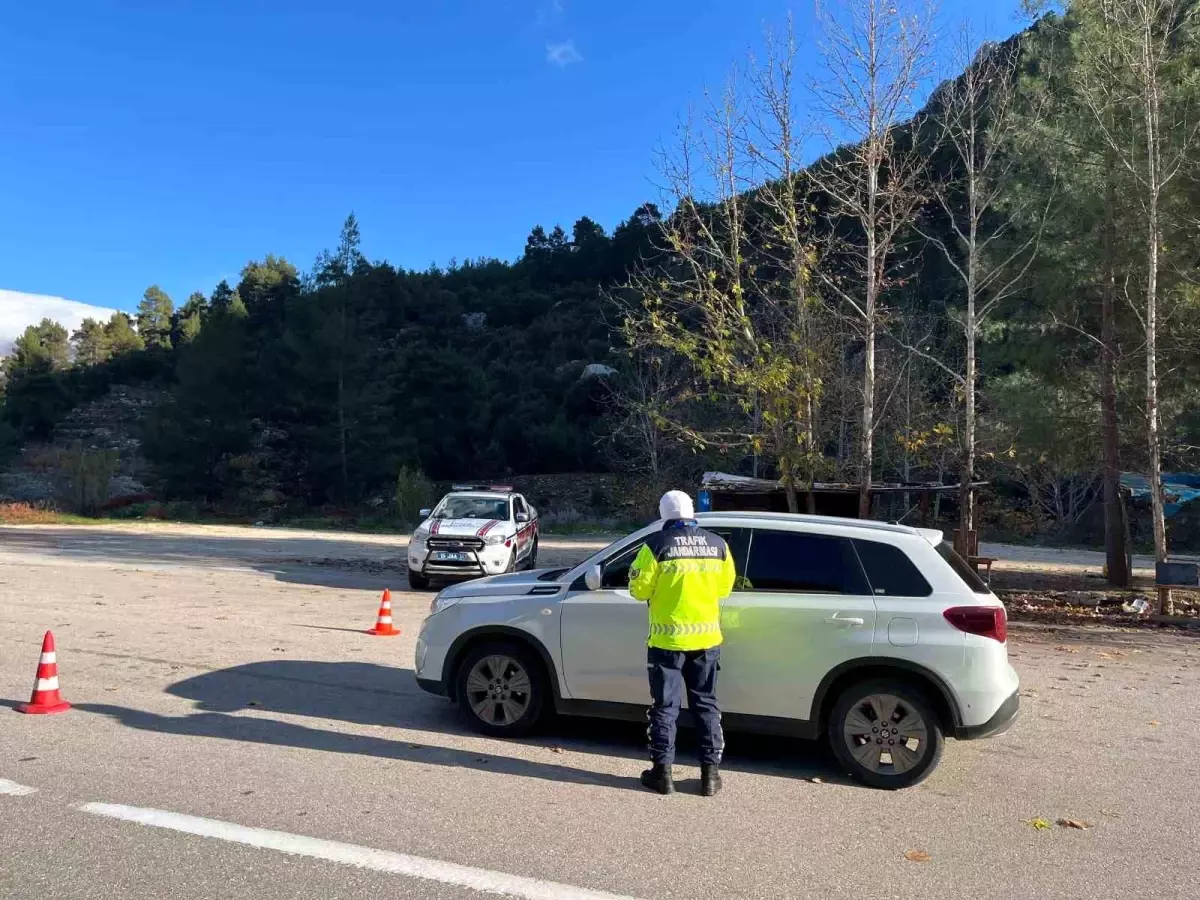 Burdur'da jandarma ekipleri tarafından trafik denetimleri devam ediyor