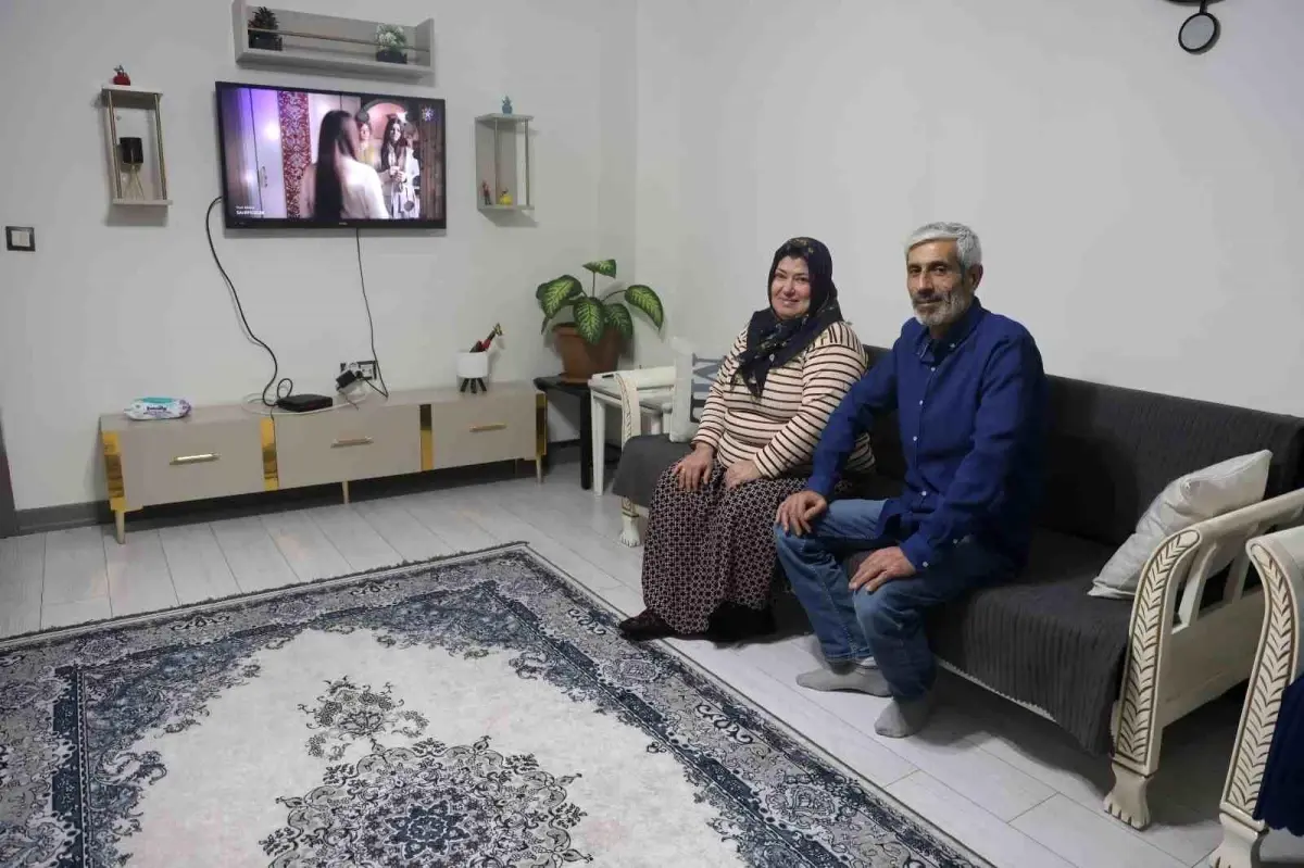 DEM partili milletvekilinin 'Şantiye şefi' yakıştırmasını yaptığı Bakan Kurum'a yuvasına kavuşan depremzedelerden destek