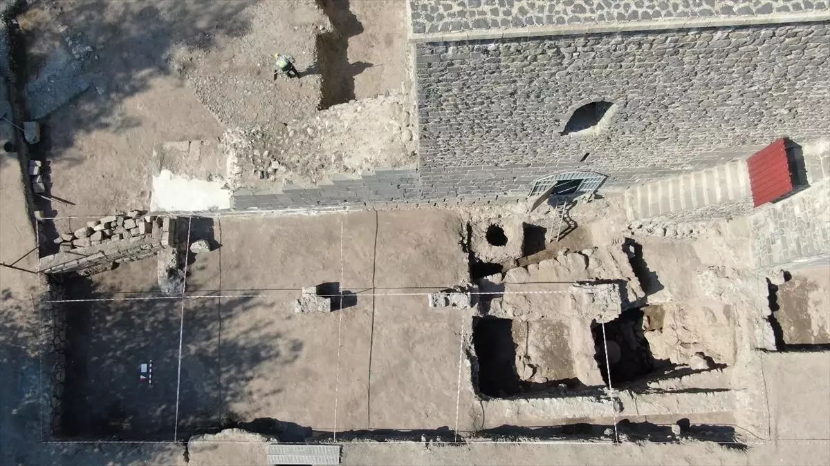 Diyarbakır'da tarihi surun bir bölümü gün yüzüne çıkarıldı