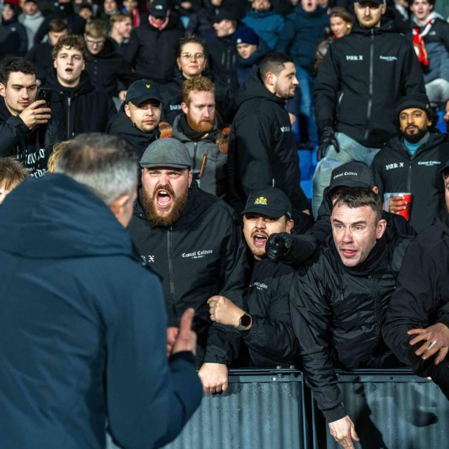 Dövmekten beter ettiler! Robin van Persie'nin zor anları Dövmekten beter ettiler! Robin van Persie'nin zor anları