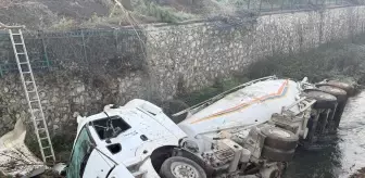 Düzce'de dereye devrilen çimento yüklü silobasın sürücüsü yaralandı