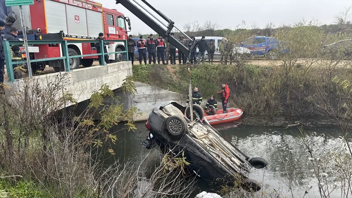 Edirne'de dereye yuvarlanan otomobilin sürücüsü hayatını kaybetti