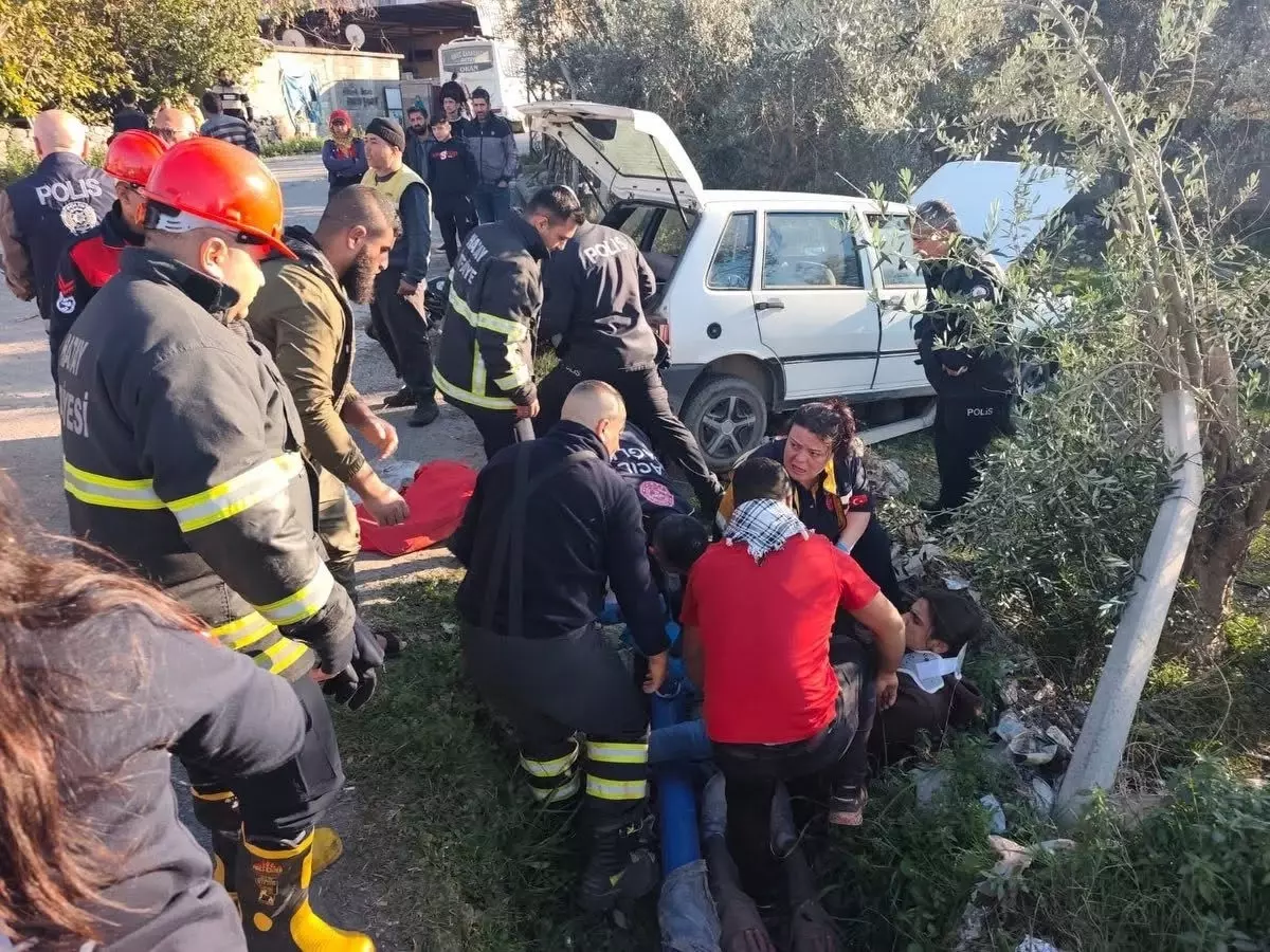 Erzin ilçesinde bahçenin tel örgüsüne çarpan otomobildeki 3 kişi yaralandı