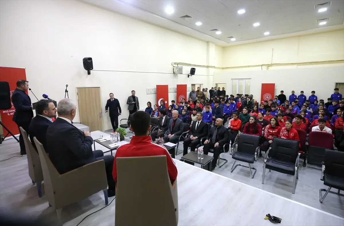 Gençlik ve Spor Bakan Yardımcısı Eminoğlu, Muş'ta sporcularla buluştu Açıklaması