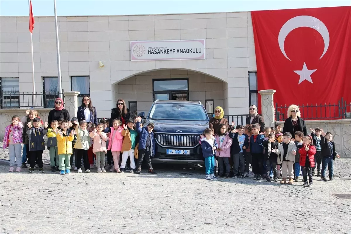 Hasankeyf'te 'Yerli Malı Haftası'nda öğrencilere yerli otomobil Togg tanıtıldı