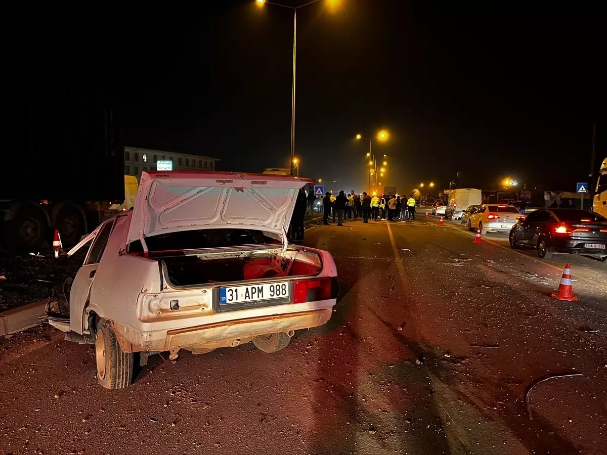 Hatay'da tırla çarpışması sonucu ikiye ayrılan otomobilin sürücüsü yaralandı