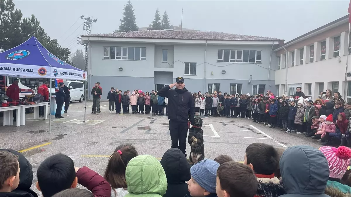 Kastamonu'da jandarma ilkokul öğrencilerine eğitim verdi