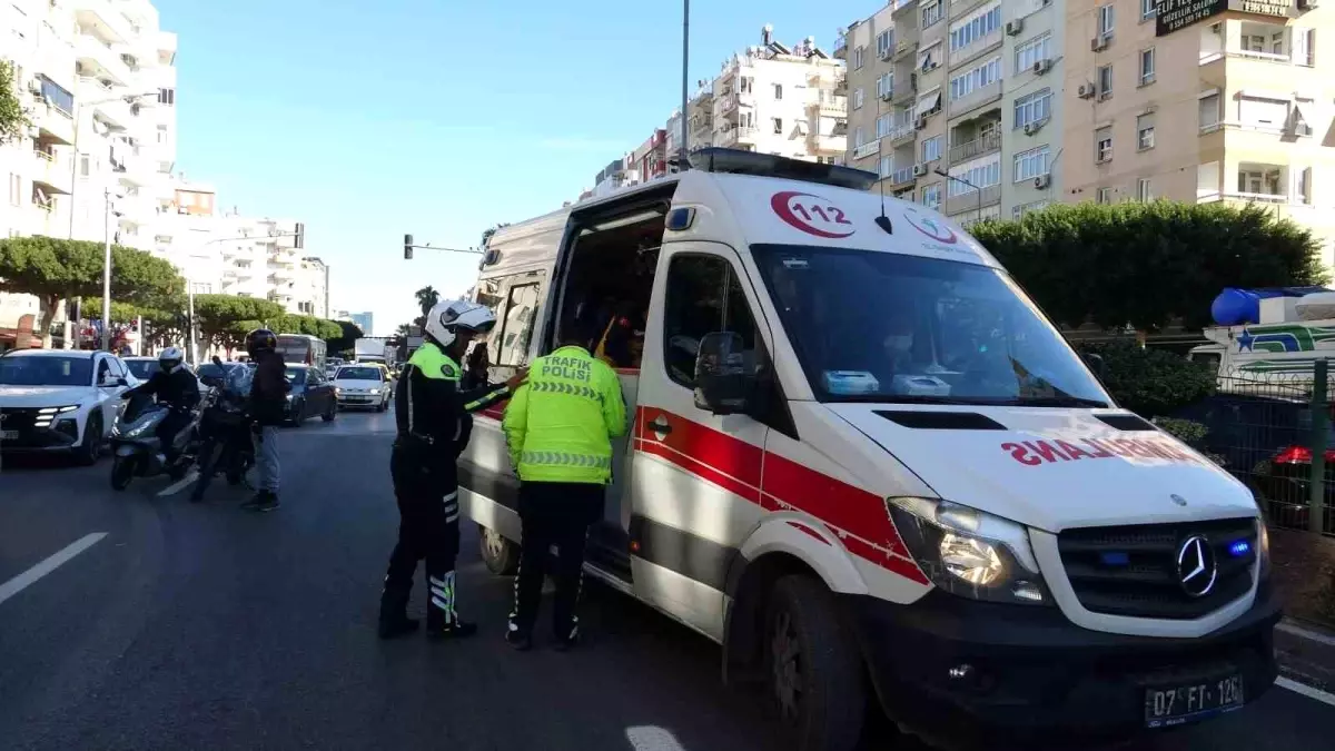 Kavşak sisteminde çarpışan iki motosikletin sürücüleri yaralandı