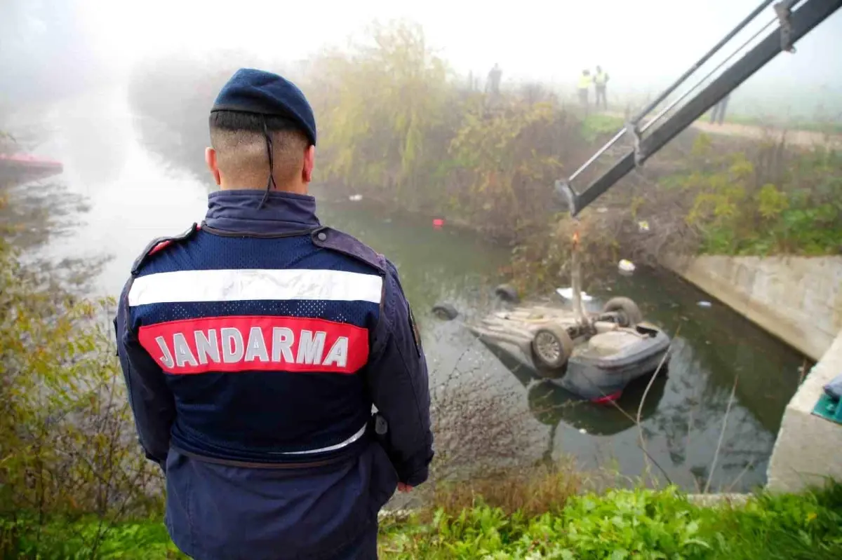 Kazada ölen arkadaşını araçta bırakıp kaçtılar