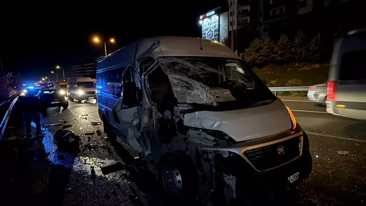 Kocaeli'de iki işçi servisinin çarpıştığı kazada 3 kişi yaralandı