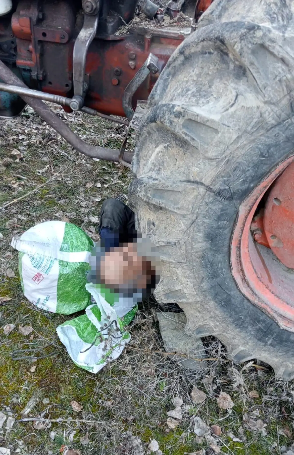 Kontrol etmek istediği traktörünün altında kalan yaşlı adam yaralandı