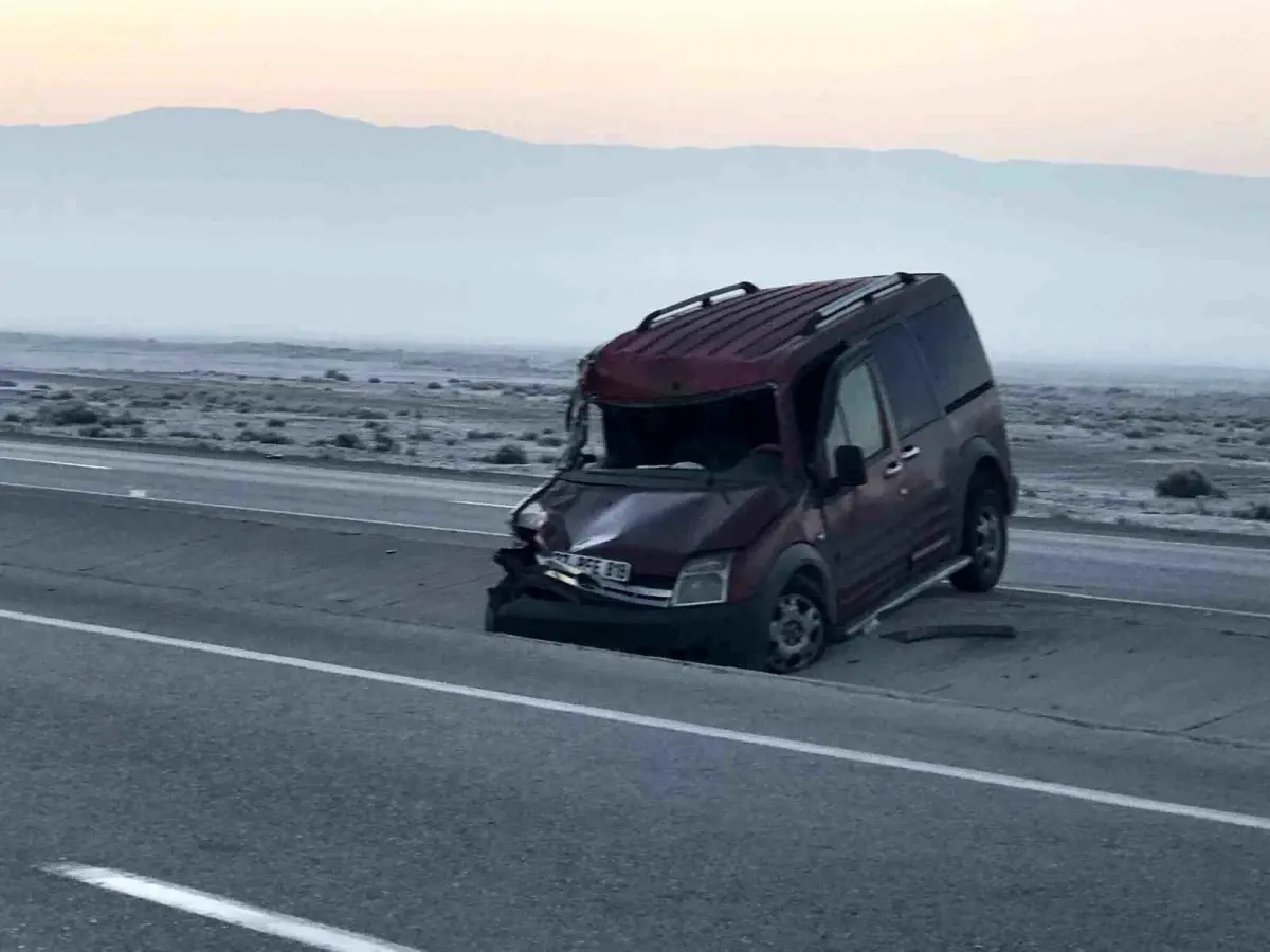 Konya'da hafif ticari araç takla attı: 1 yaralı