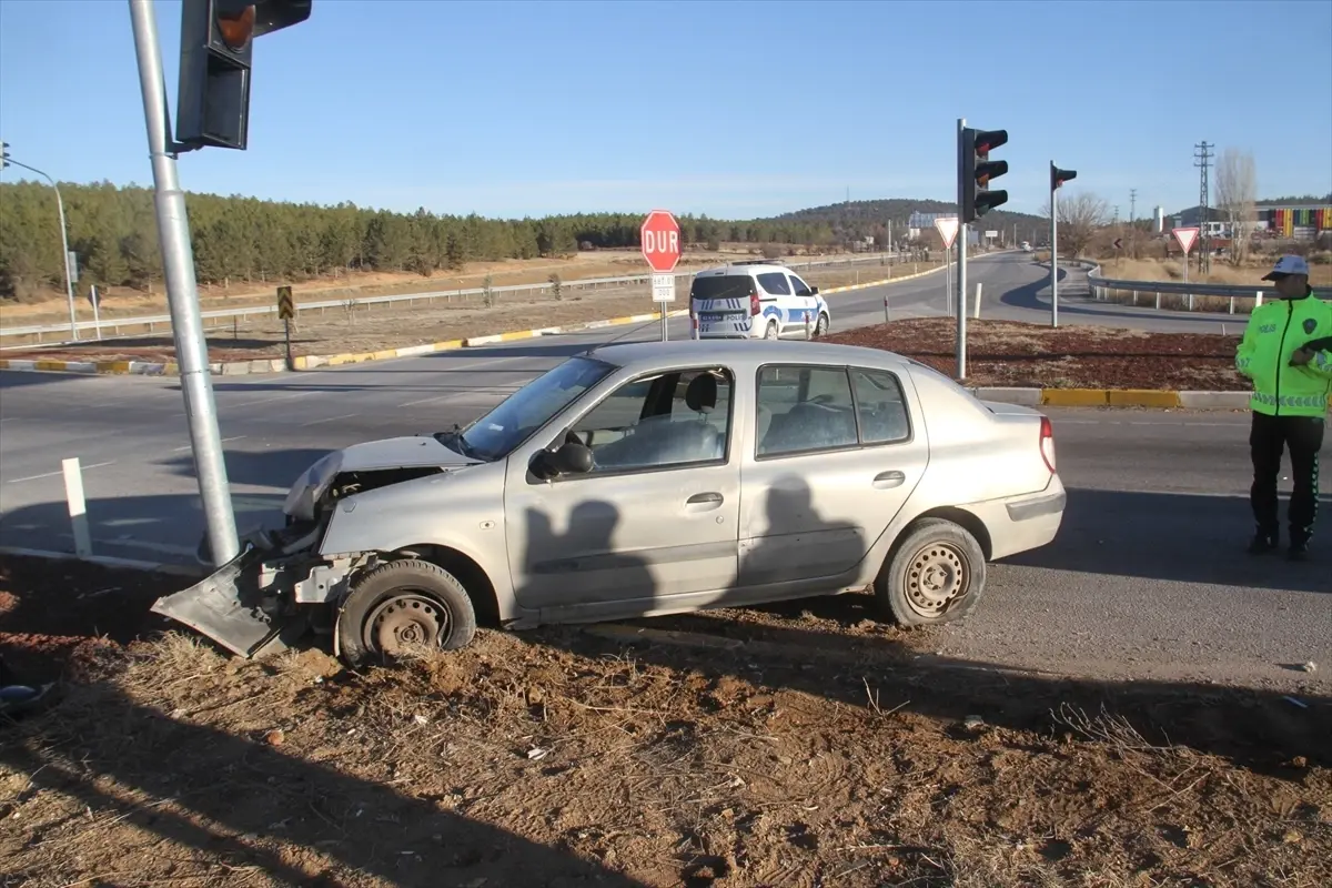 Konya'da trafik ışığı direğine çarpan otomobildeki 2 kişi yaralandı