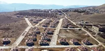 Malatya Valisi Yavuz, deprem konutlarına yerleşen aileleri ziyaret etti