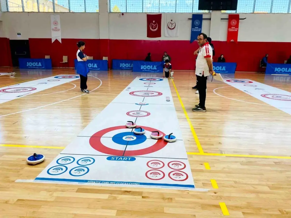 Niğde'de Okul Sporları Floor Curling Müsabakaları tamamlandı