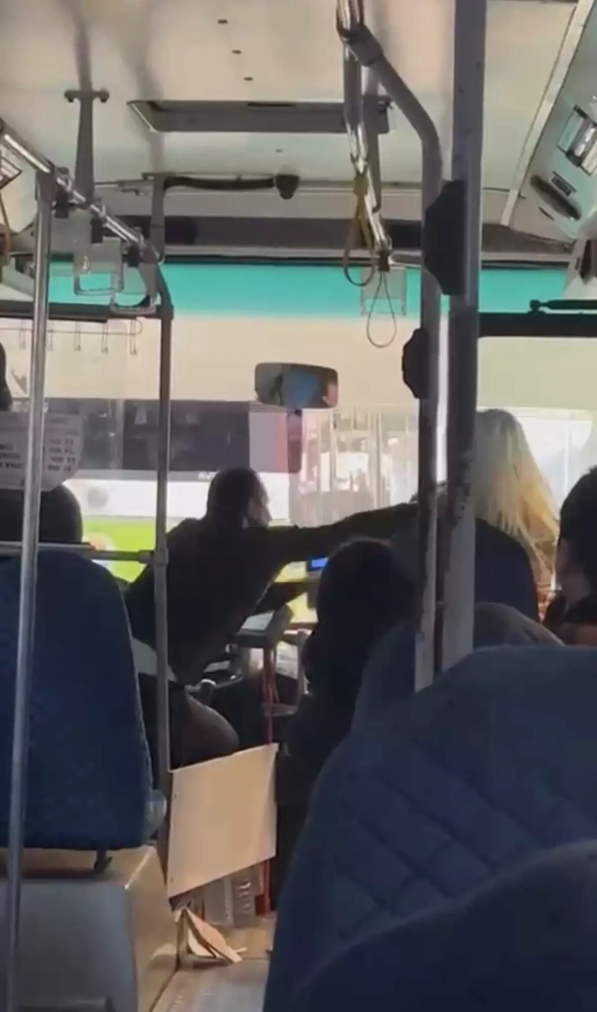 Otobüs şoförü ile kadın yolcunun kavgası kamerada