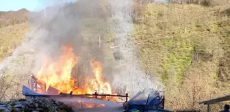 Salıpazarı'nda yangın çıkan ev kullanılamaz hale geldi