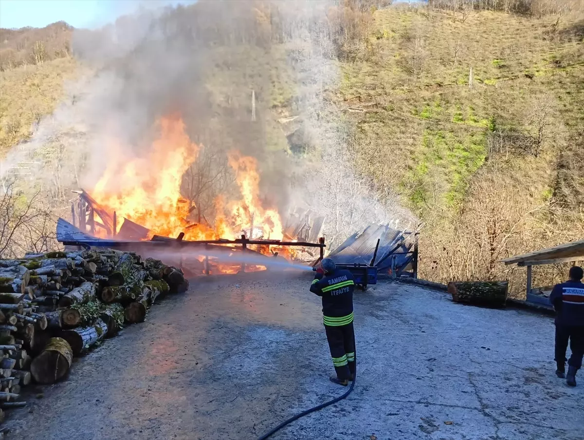 Salıpazarı'nda yangın çıkan ev kullanılamaz hale geldi