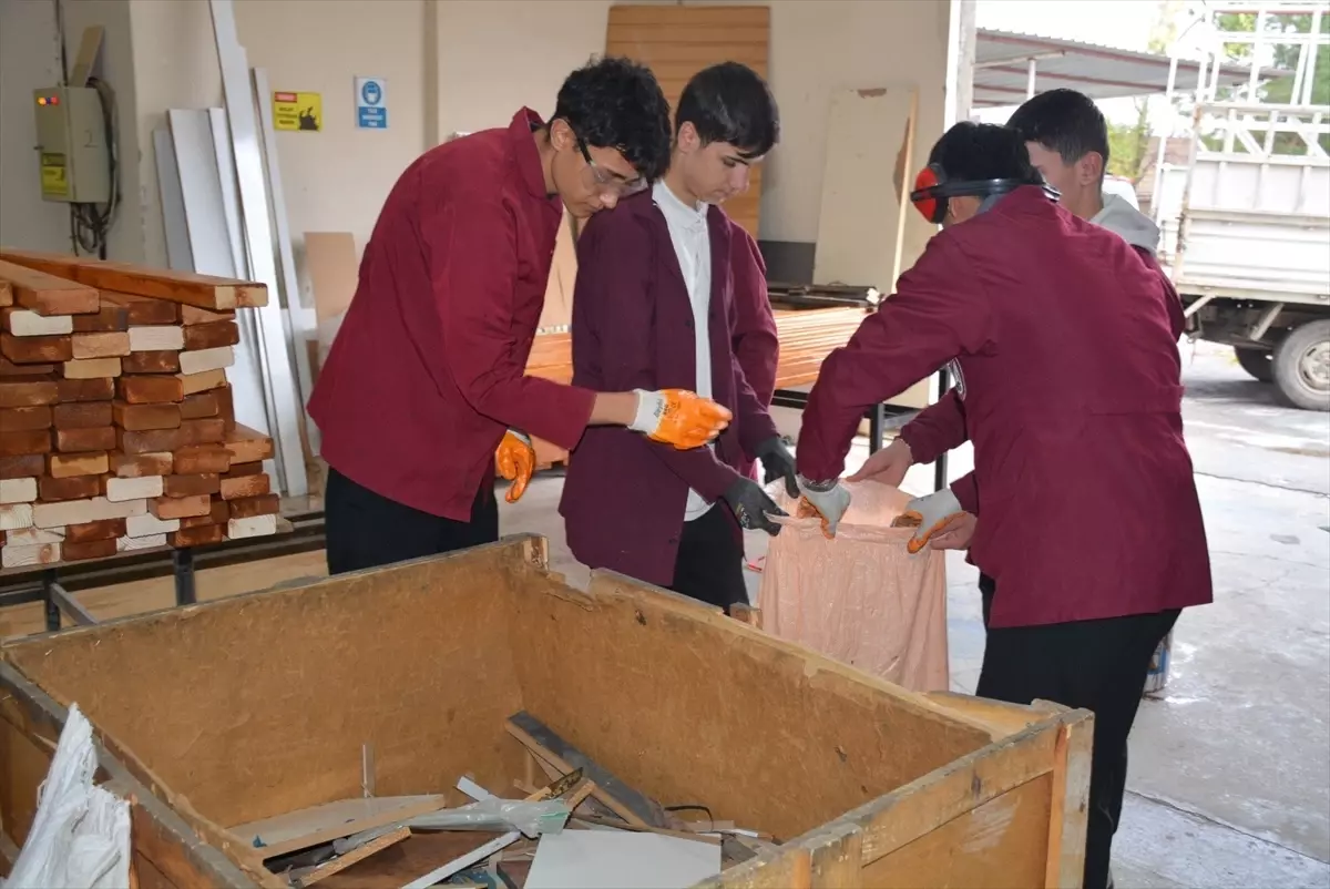 Şırnak'ta mobilya bölümü öğrencilerinden vatandaşlara yakacak desteği