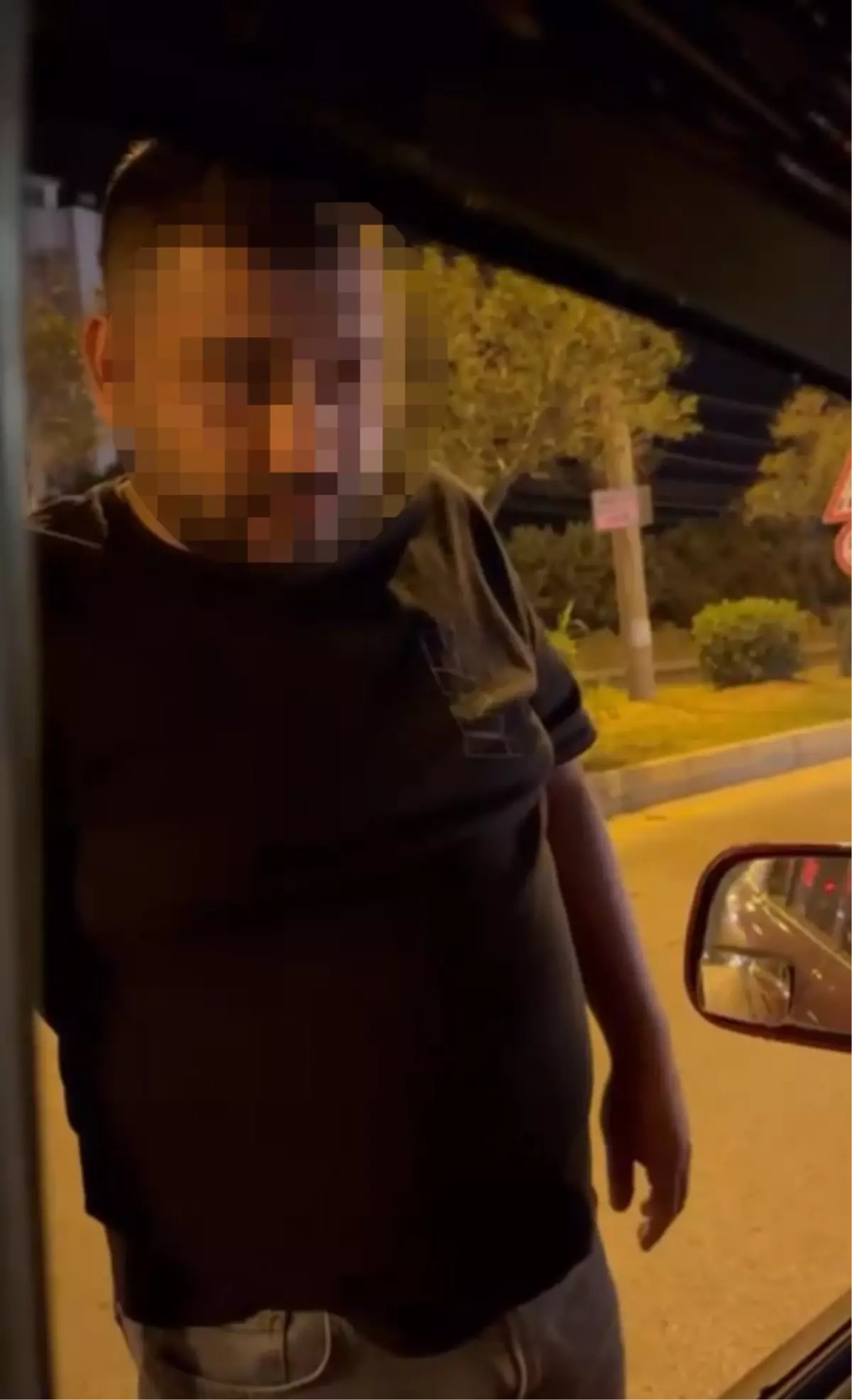 Trafikte tartıştığı kişilere yumruk atıp, tabancayla ateş açan kişinin görüntüleri ortaya çıktı