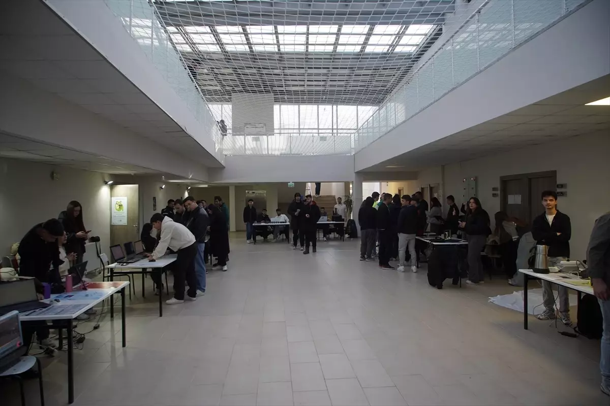 TÜ Teknik Bilimler Meslek Yüksekokulunda 'Geleceği Tasarlayanlar' sergisi açıldı