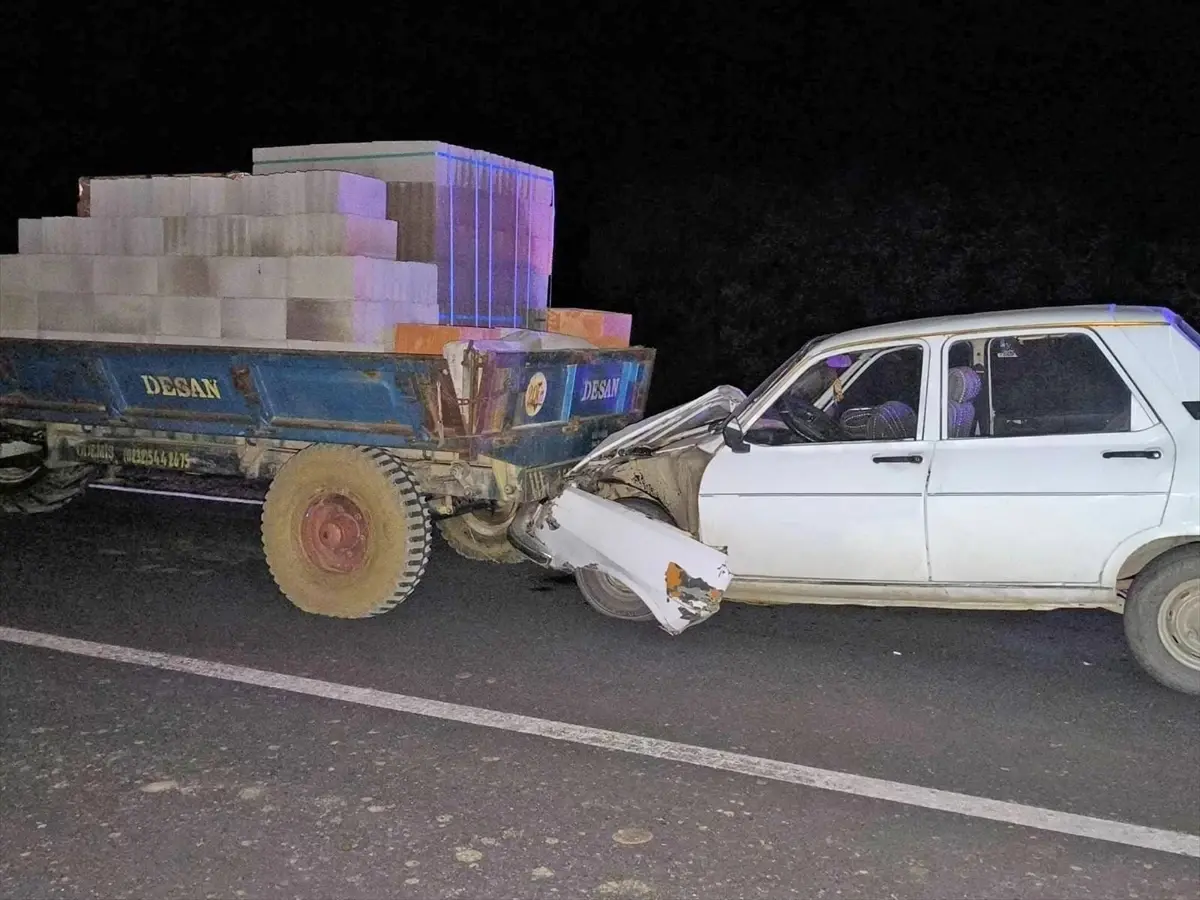 Uşak'ta traktörün römorkuna çarpan otomobildeki 3 kişi yaralandı