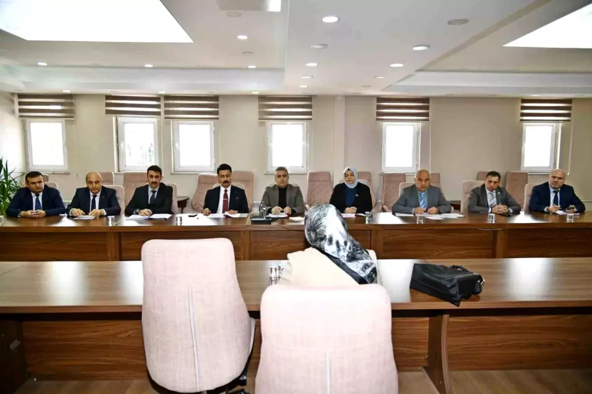 Vali Çiçek halk gününde vatandaşların sorunlarını dinledi