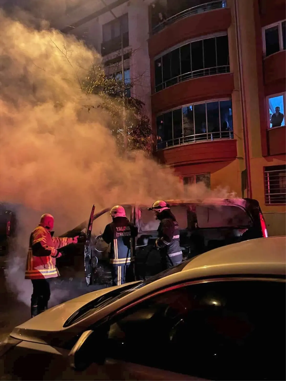 Yalova'da park edilirken yanan minibüs ile 3 araç zarar gördü