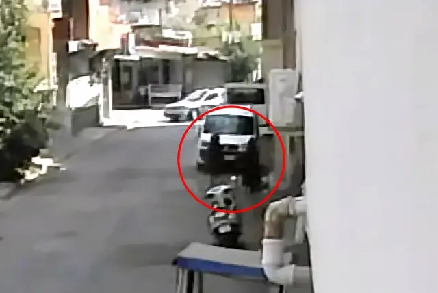 yuzlerini esarpla gizleyen anne kiz girdikler 3 19366572 o