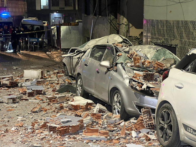 4 katli binanin catisindan kopan parcalar park 19370904 1634 m