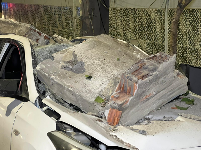 4 katlı binanın çatısından kopan parçalar park halindeki araçların üzerine düştü