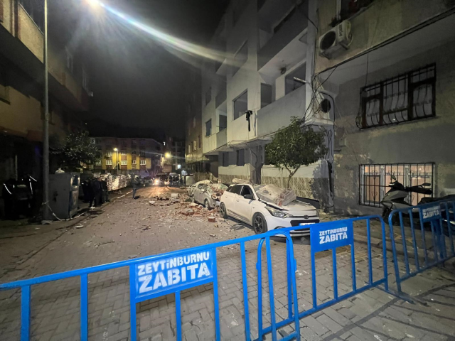 4 katli binanin catisindan kopan parcalar park 19370904 7979 m